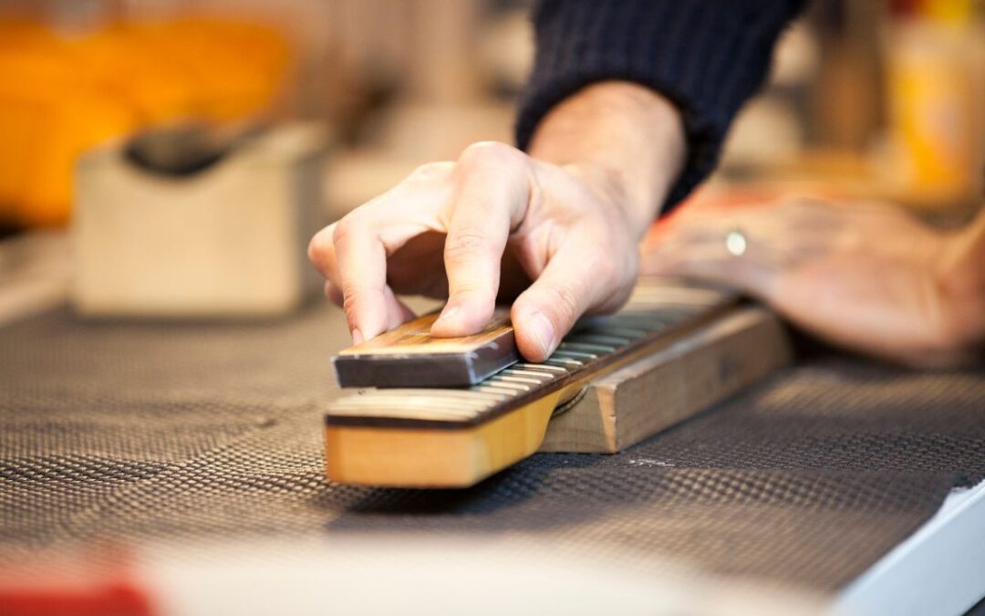 Come un dettaglio ha trasformato un artigiano in brand: la storia di Valentino, artista liutaio